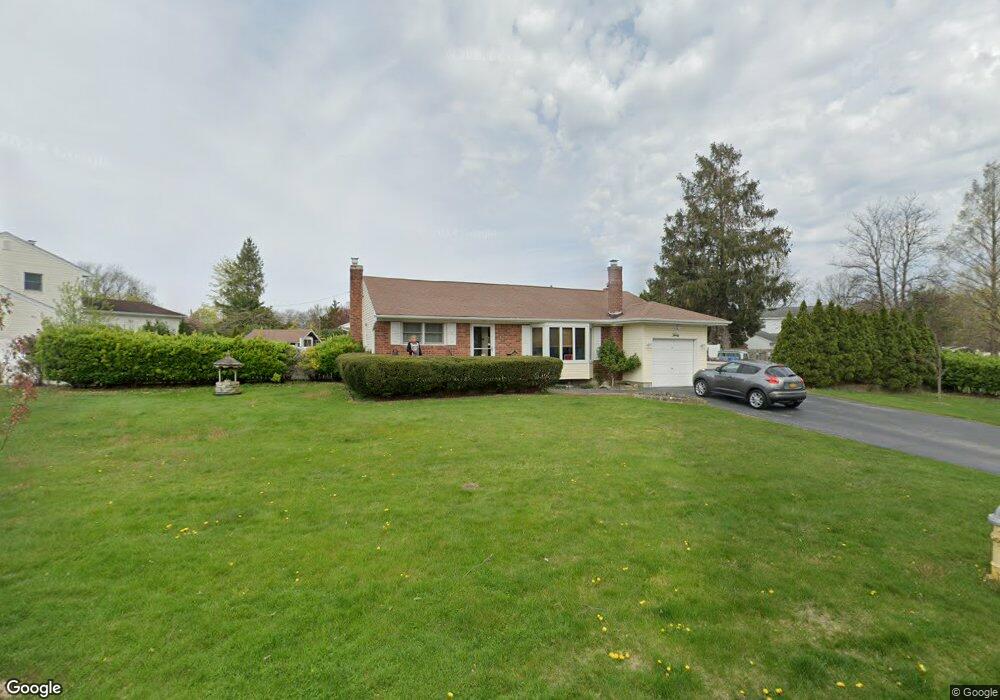 30 Sparton Ln, ComMacK, NY 11725 - photo 1