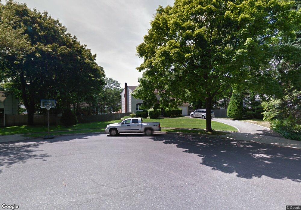 8 Wenmore Ct, ComMacK, NY 11725 - photo 1