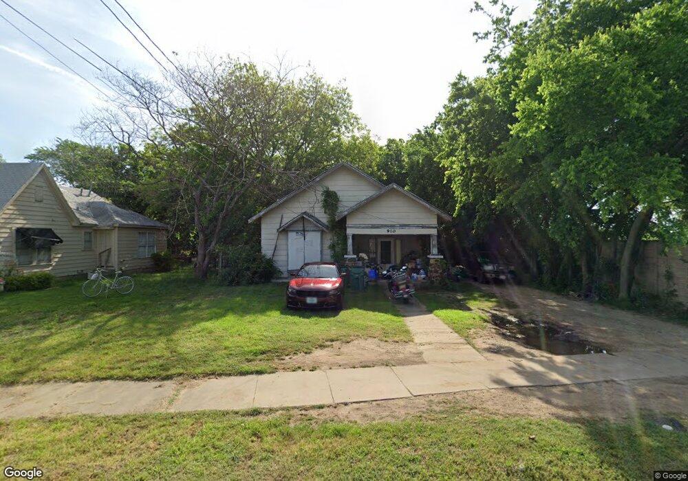910 N Dixon St, Gainesville, TX 76240 - photo 1