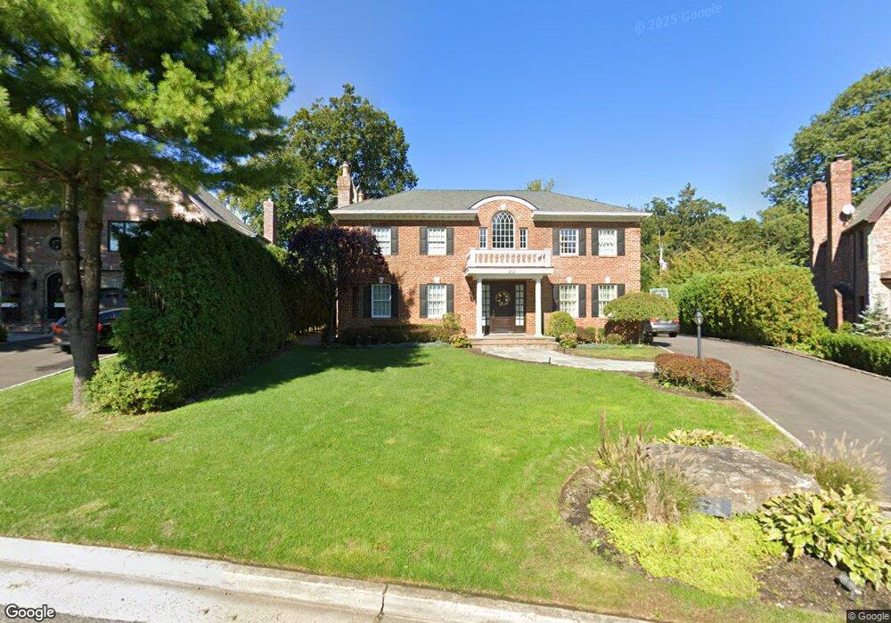 202 Aldershot Ln, Manhasset, NY 11030 - photo 1