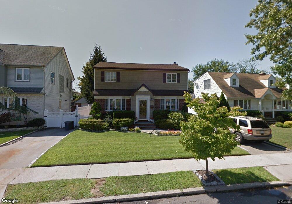 959 Oaks Dr, Franklin Square, NY 11010 - photo 1