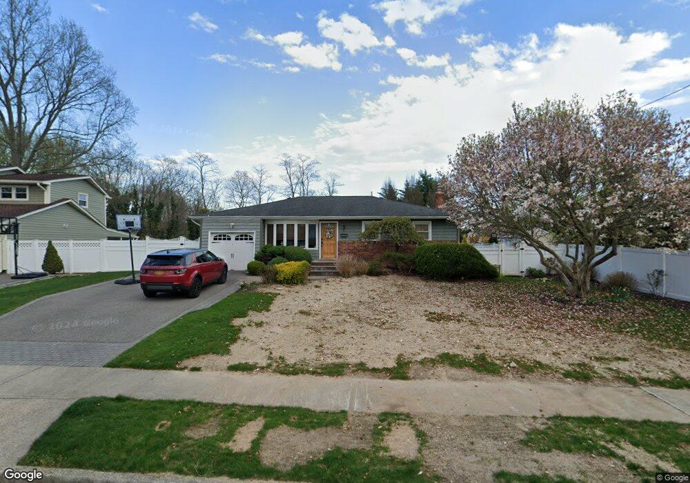 5 Shawnee Ln, ComMacK, NY 11725 - photo 1