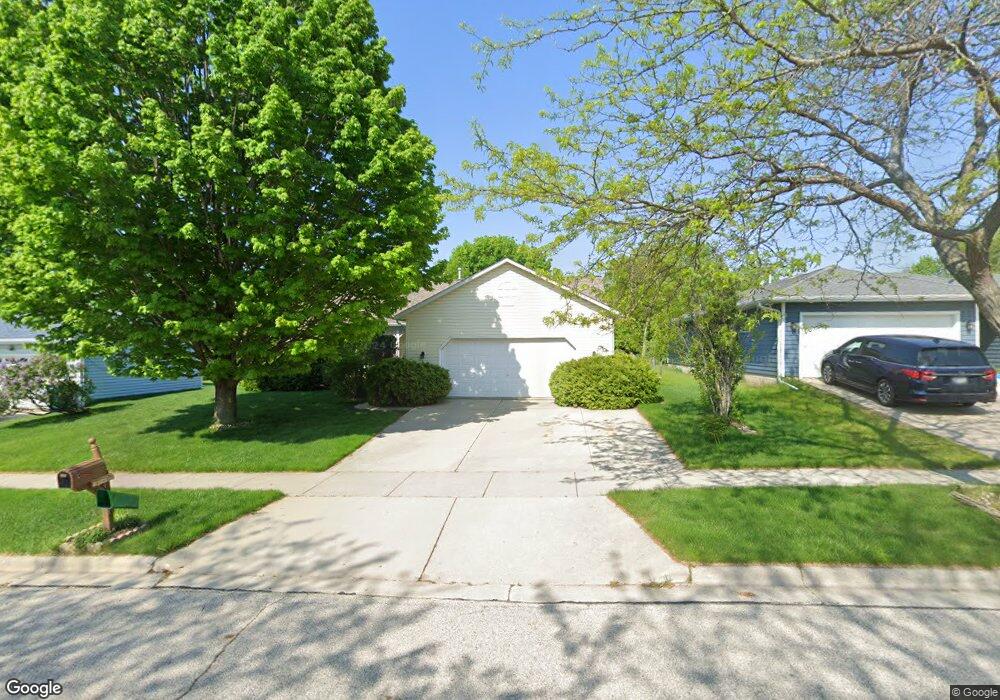 1014 Squire Ln, West Bend, WI 53090 - photo 1