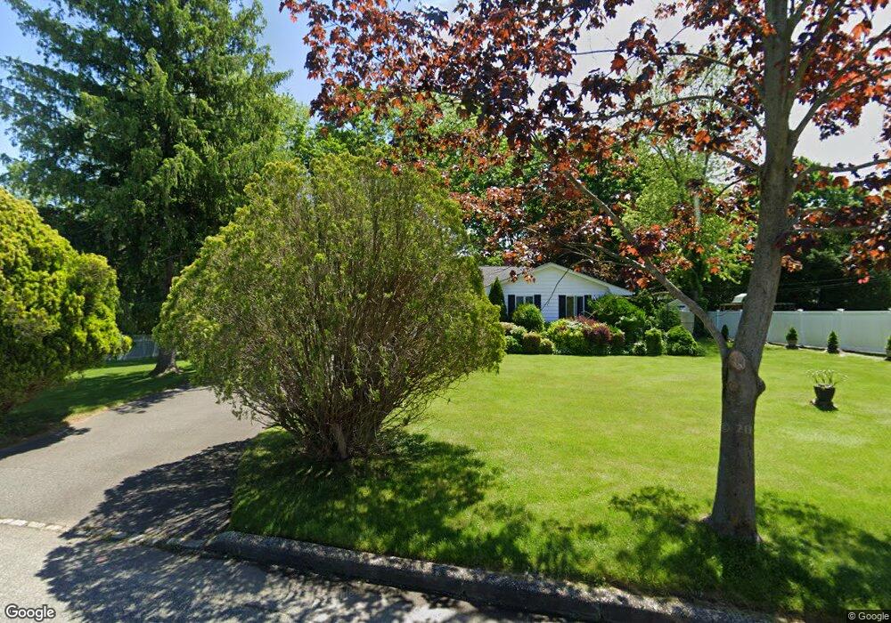 7 Warbler Ln, ComMacK, NY 11725 - photo 1