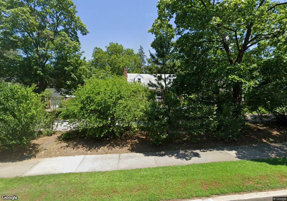 656 Plandome Rd, Manhasset, NY 11030 - photo 1