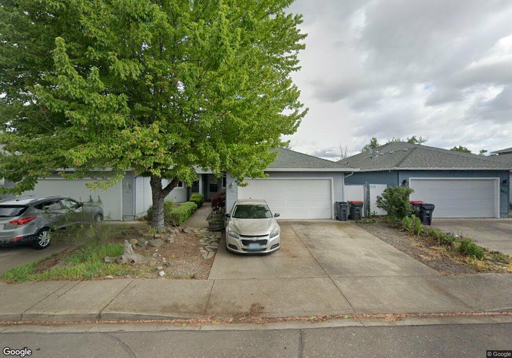 945 Brandi Way, Central Point, OR 97502 - photo 1