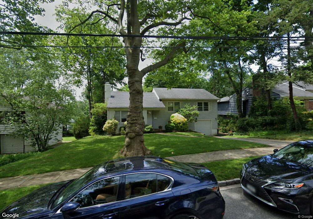 90 Hampshire Rd, Great Neck, NY 11023 - photo 1