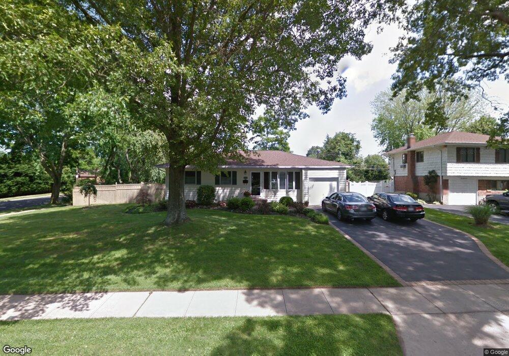 25 Pawnee Dr, ComMacK, NY 11725 - photo 1