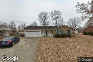 302 Kingsway Dr, Charleston, MO 63834