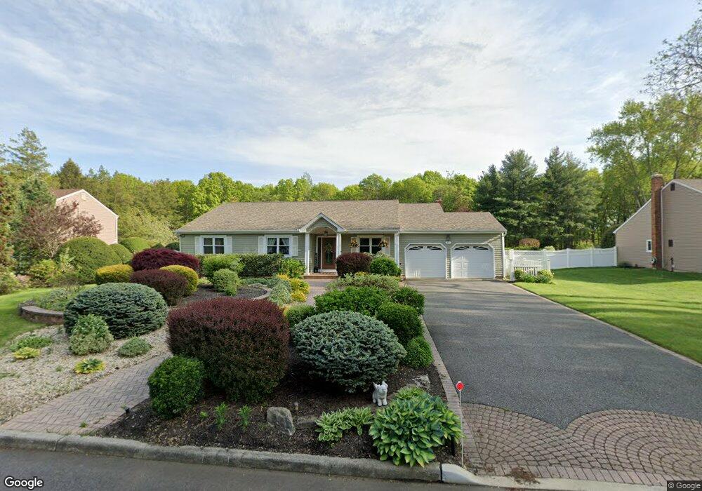 11 Pinetree Ct, ComMacK, NY 11725 - photo 1