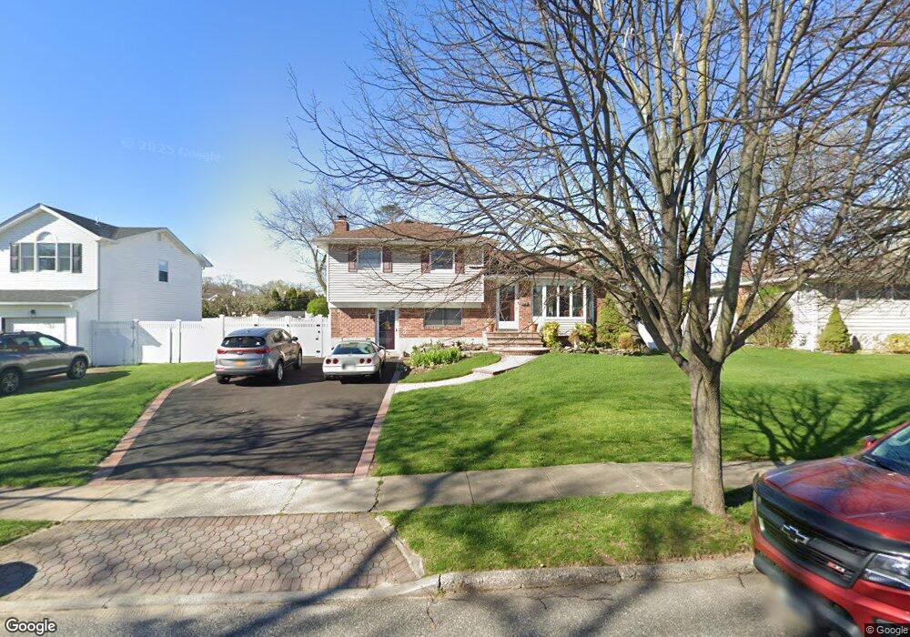 28 Comanche Ln, ComMacK, NY 11725 - photo 1