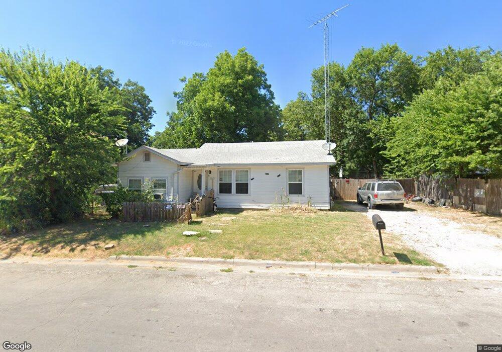 1027 Moss St, Gainesville, TX 76240 - photo 1