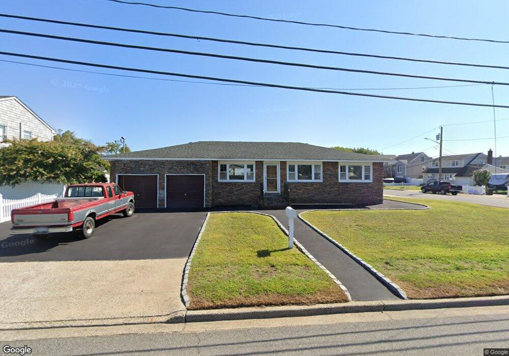235 E Riviera Dr, Lindenhurst, NY 11757 - photo 1