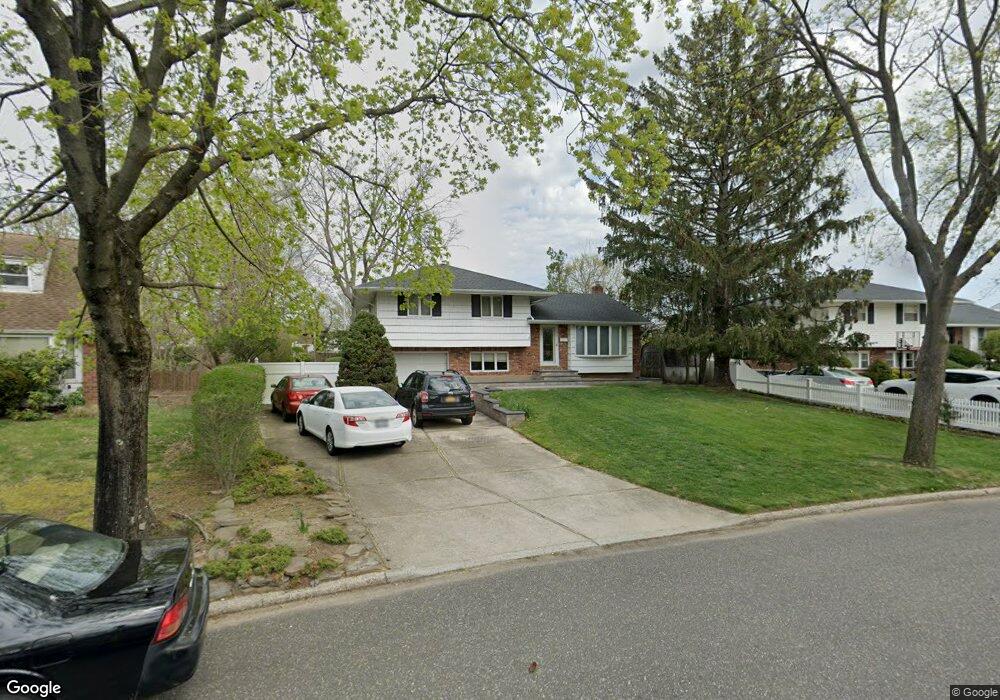 18 Sparton Ln, ComMacK, NY 11725 - photo 1