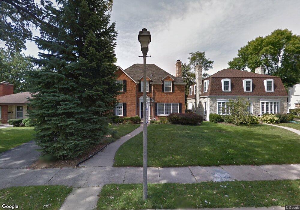 352 S Sturges Pkwy, Elmhurst, IL 60126 - photo 1