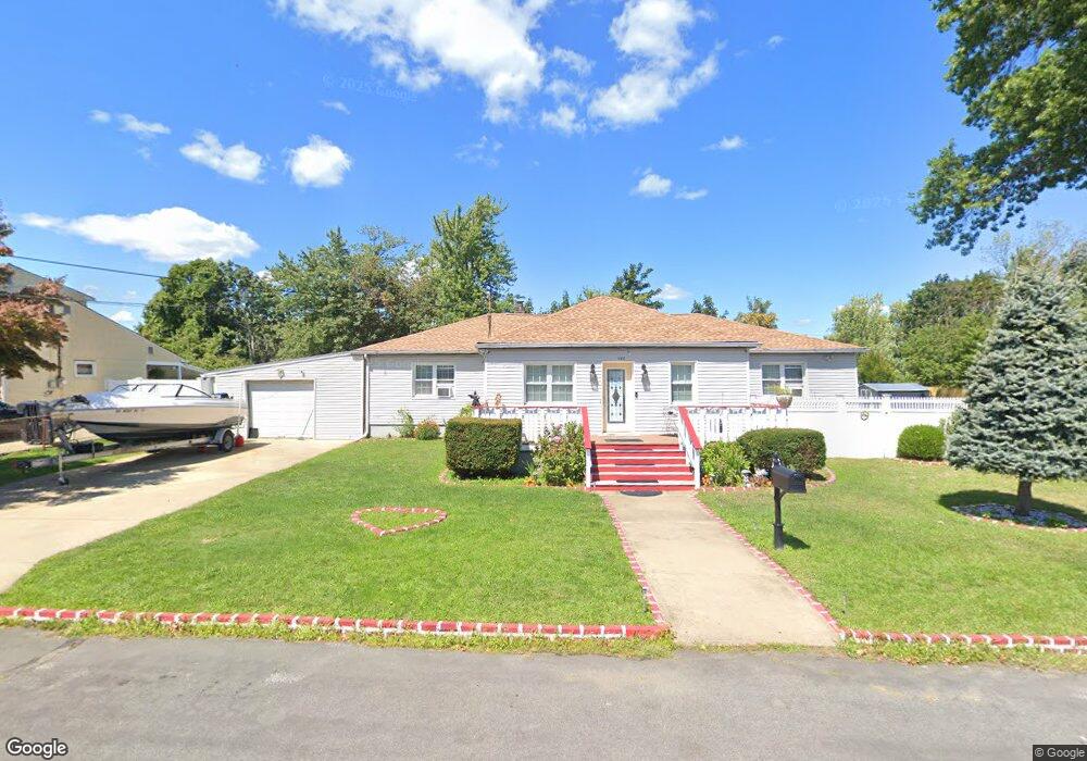 422 4th St, Lindenhurst, NY 11757 - photo 1