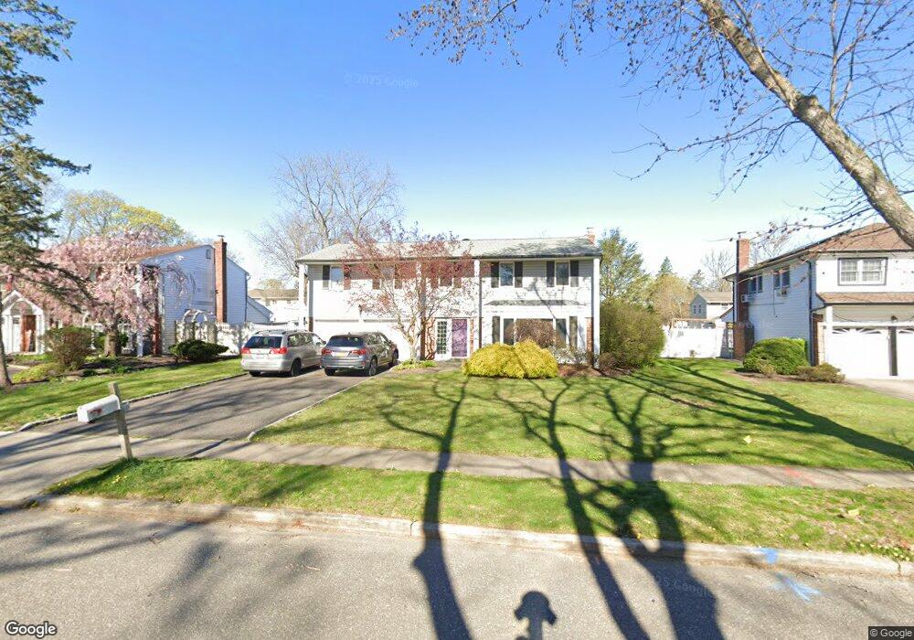 14 Cherokee Ln, ComMacK, NY 11725 - photo 1