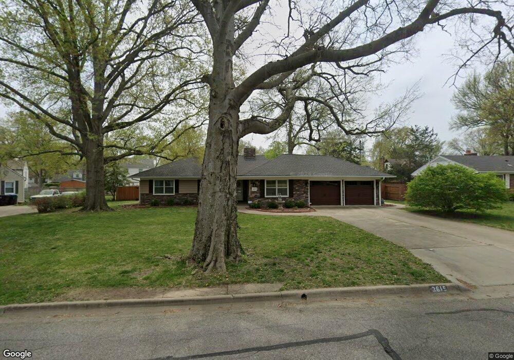 3615 SW Stratford Rd, Topeka, KS 66604 - photo 1
