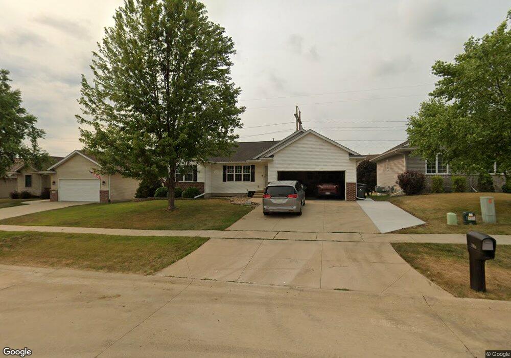 3909 Hawk Ave SW, Cedar Rapids, IA 52404 - photo 1