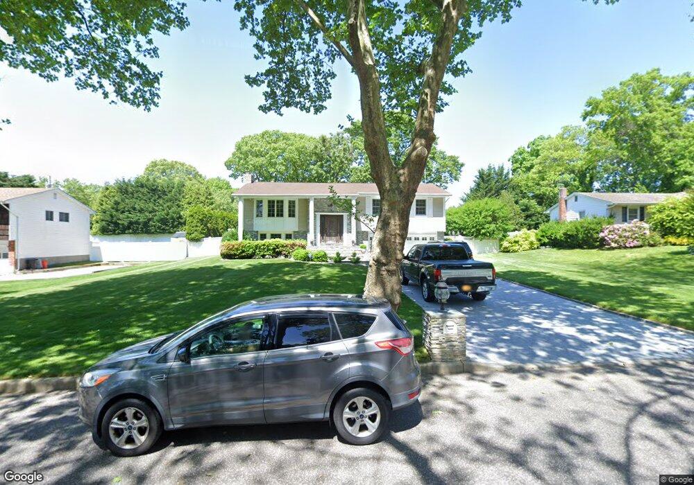 22 Penguin Ln, ComMacK, NY 11725 - photo 1