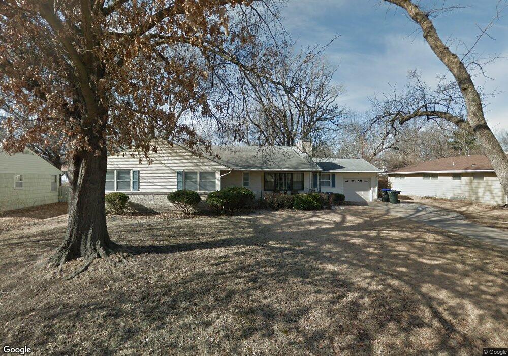 1429 SW Ward Pkwy, Topeka, KS 66604 - photo 1