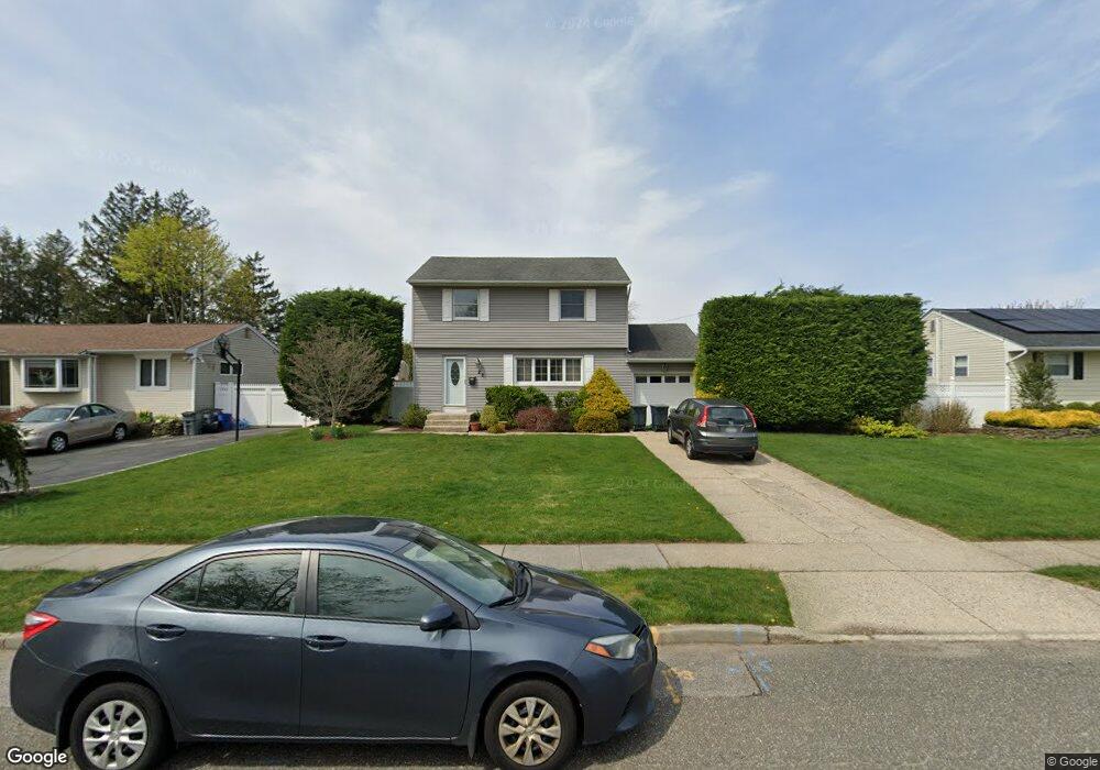 22 Bluegrass Ln, ComMacK, NY 11725 - photo 1