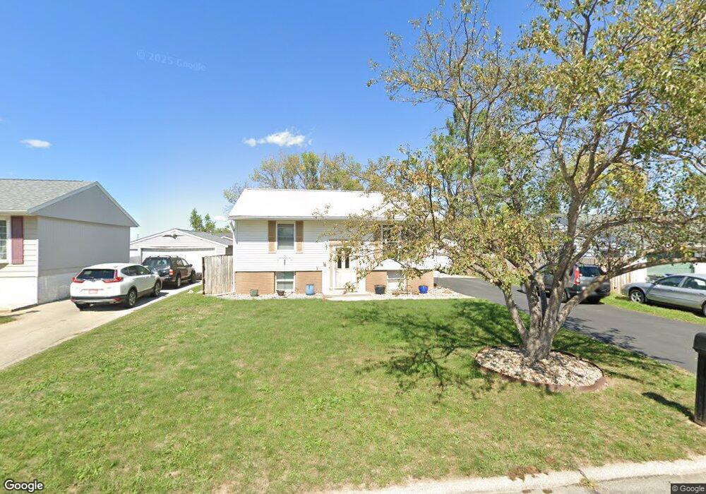 3208 Pebble Dr SW, Cedar Rapids, IA 52404 - photo 1