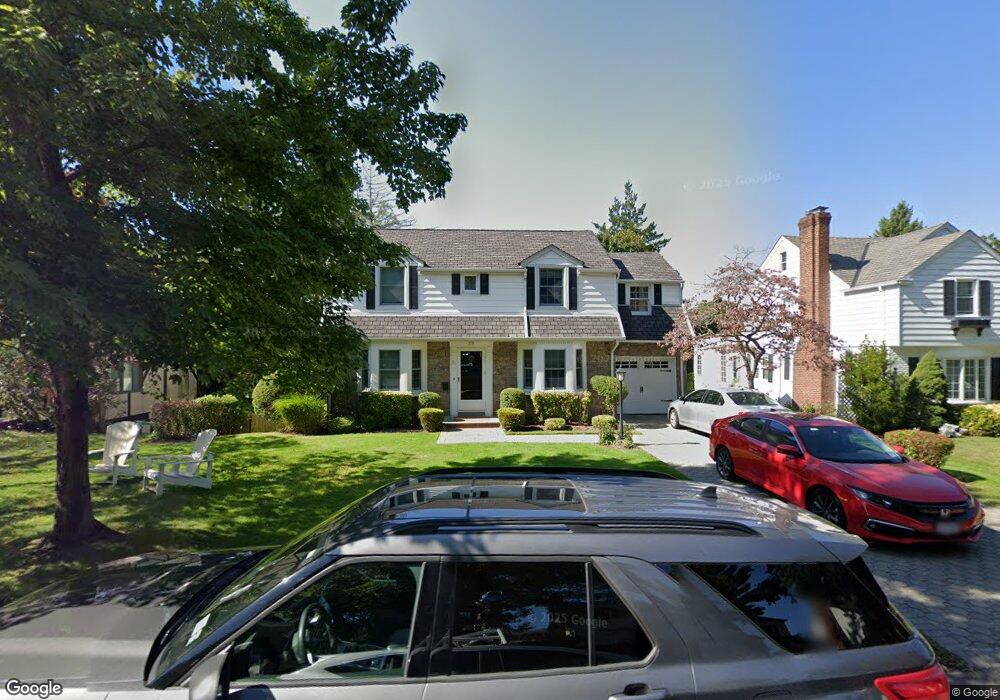 21 Shorehaven Ln, Manhasset, NY 11030 - photo 1