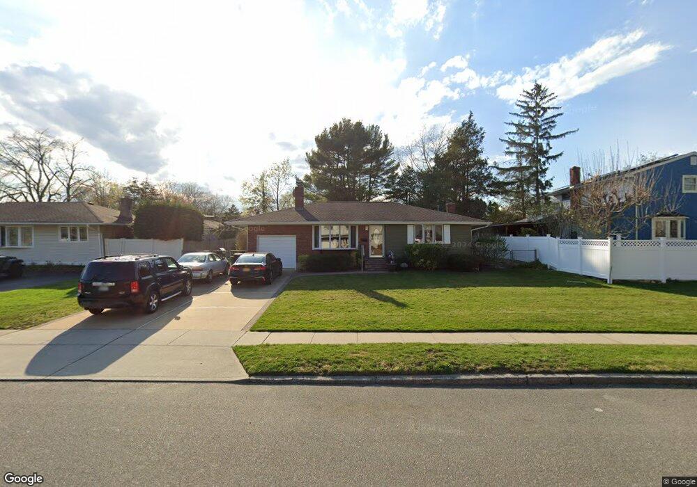 4 Valmont Ln, ComMacK, NY 11725 - photo 1