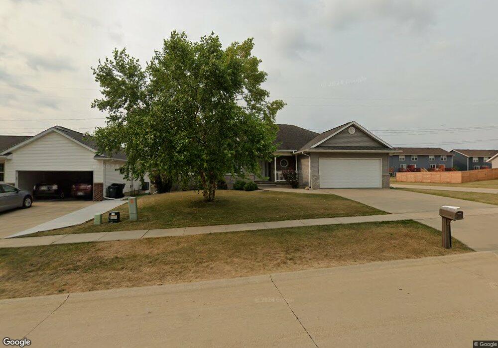 3915 Hawk Ave SW, Cedar Rapids, IA 52404 - photo 1