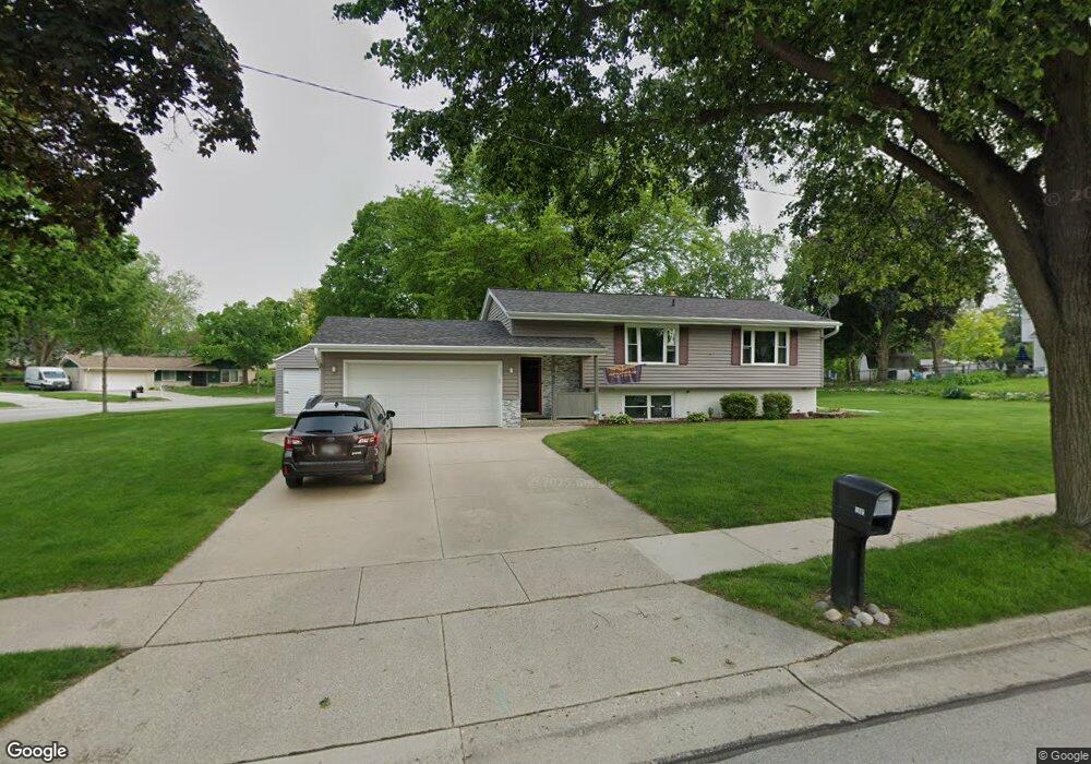 1985 Sunnyside Dr, Waukesha, WI 53186 - photo 1