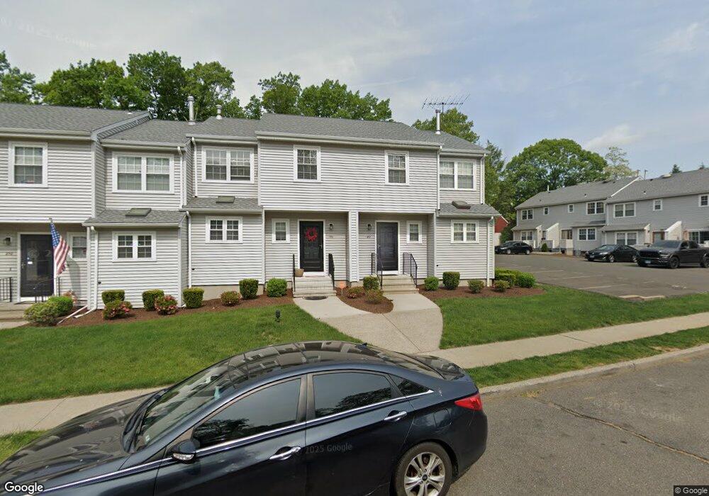 180 Red Oak Ln, Bridgeport, CT 06606 - photo 1