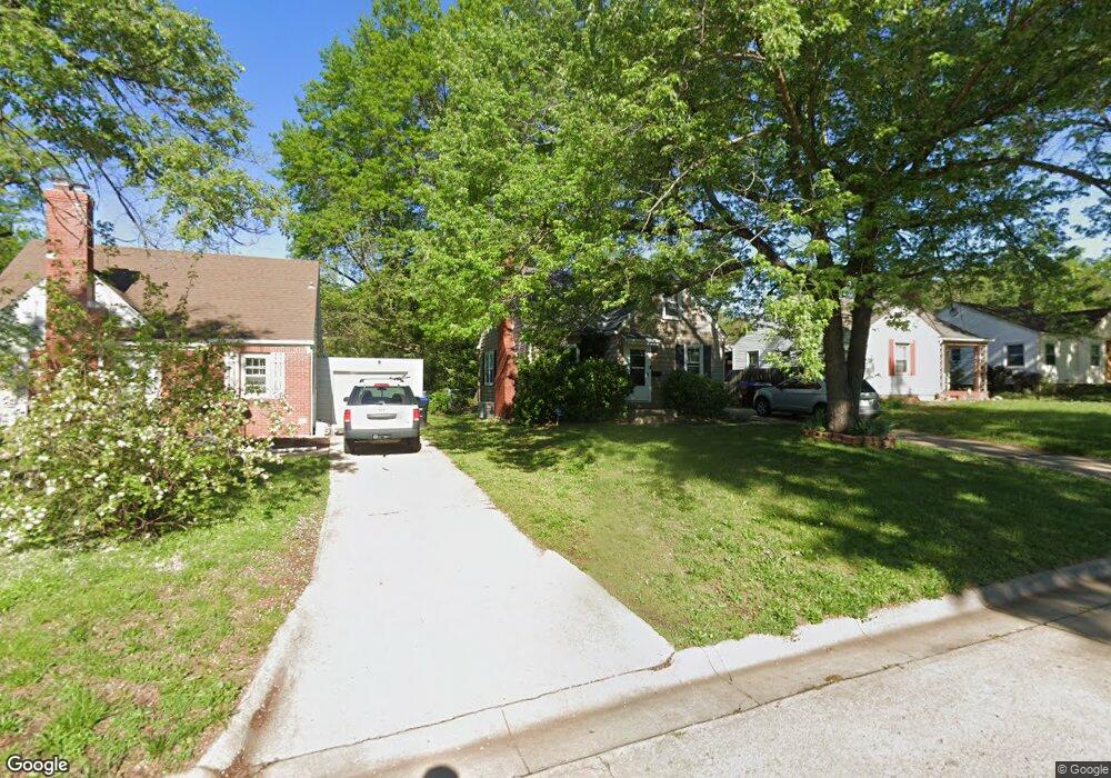 835 SW Hedgewood Ave, Topeka, KS 66606 - photo 1