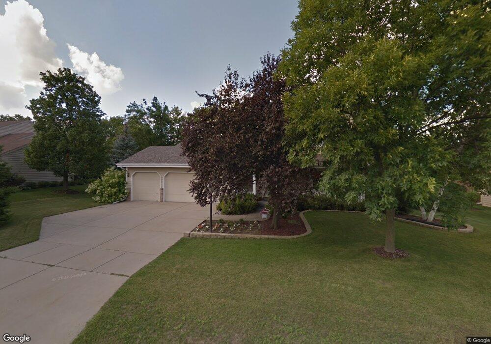 N77W15960 Hunters Ridge Cir, Menomonee Falls, WI 53051 - photo 1