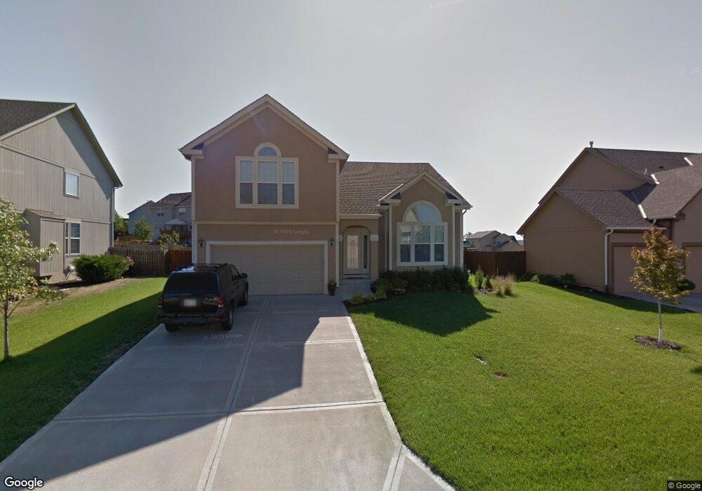 5815 Lakecrest Dr, Shawnee, KS 66218 - photo 1