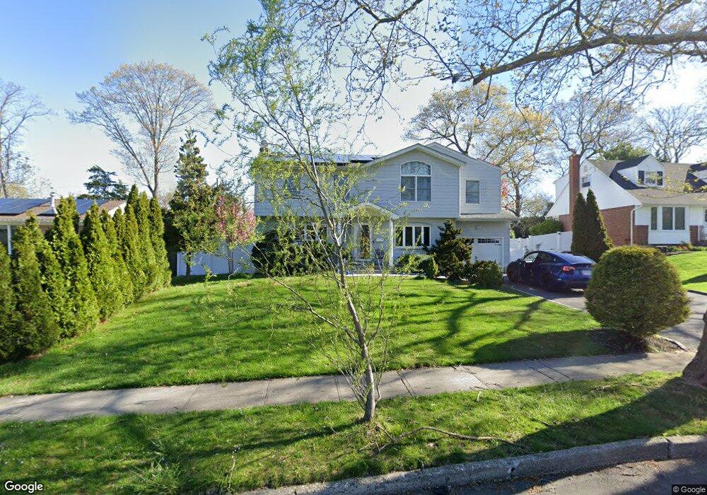 41 Genesee Dr, ComMacK, NY 11725 - photo 1