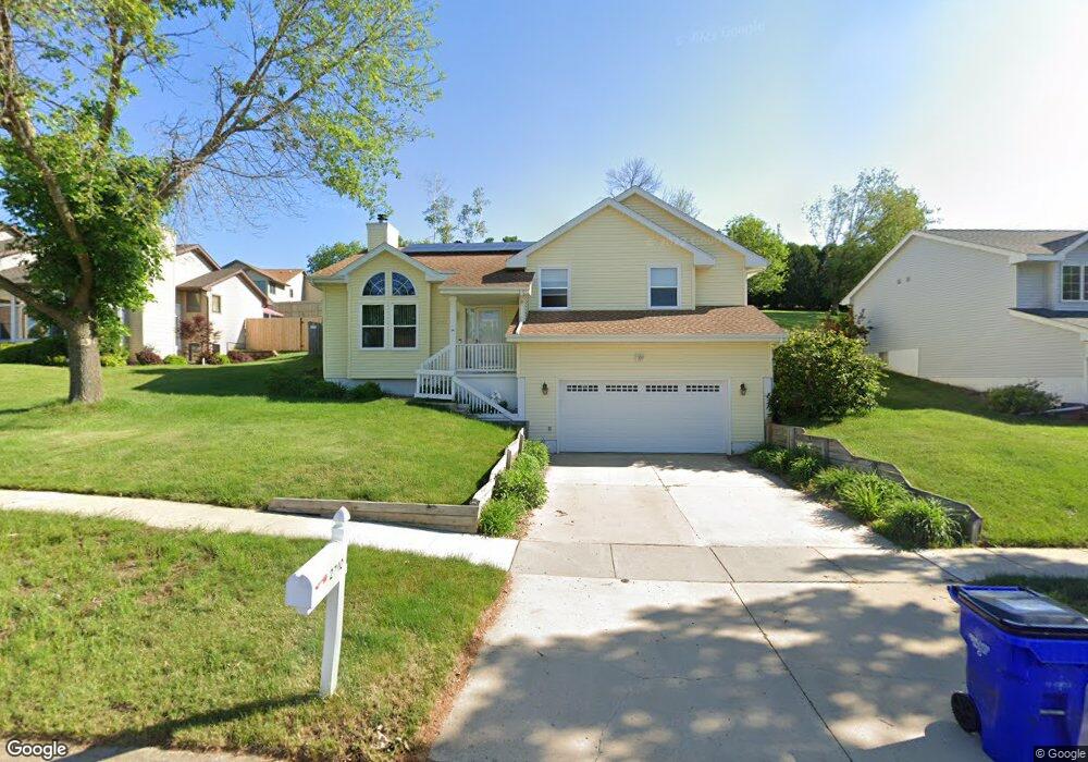 2710 Camelot Ave NW, Cedar Rapids, IA 52405 - photo 1