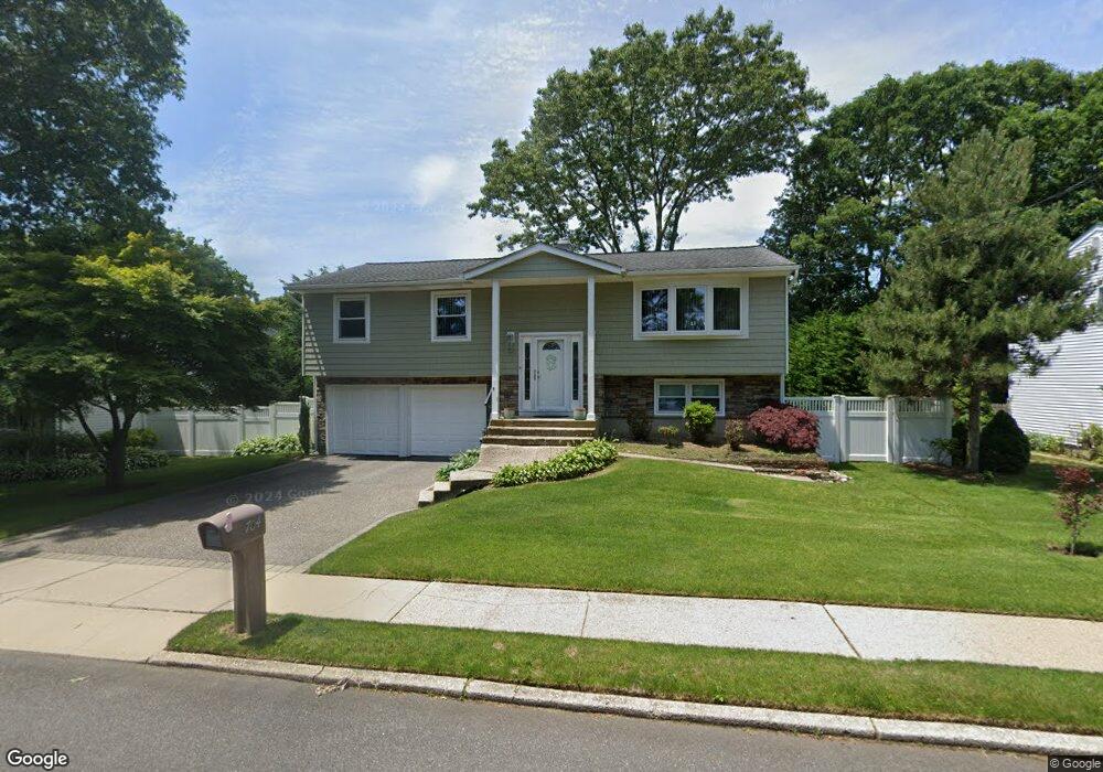 704 Bohemia Pkwy, Sayville, NY 11782 - photo 1