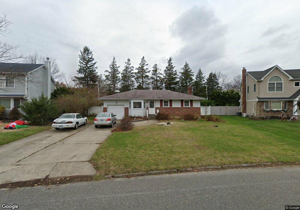 22 Fox Ln, ComMacK, NY 11725 - photo 1