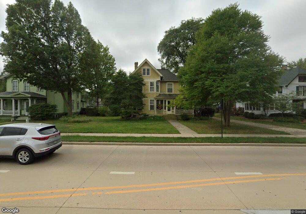 513 W Wisconsin Ave, Oconomowoc, WI 53066 - photo 1