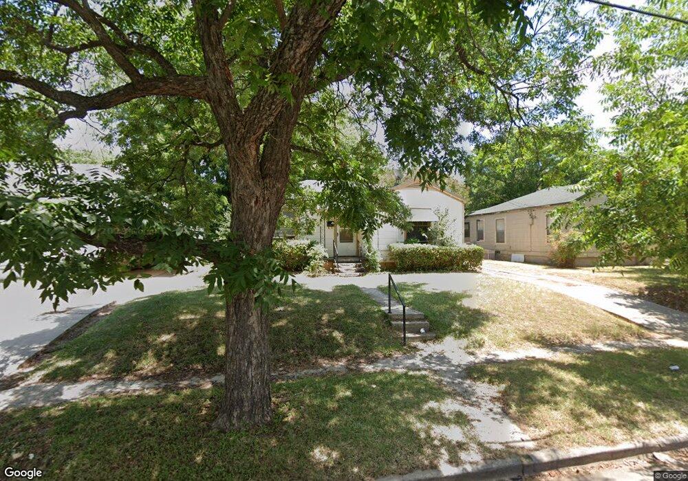1204 N Clements St, Gainesville, TX 76240 - photo 1