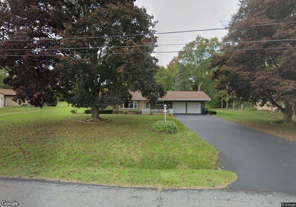 W142N7103 Oakwood Dr, Menomonee Falls, WI 53051 - photo 1