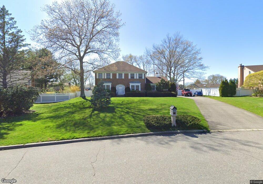 33 Oak Meadow Rd, ComMacK, NY 11725 - photo 1