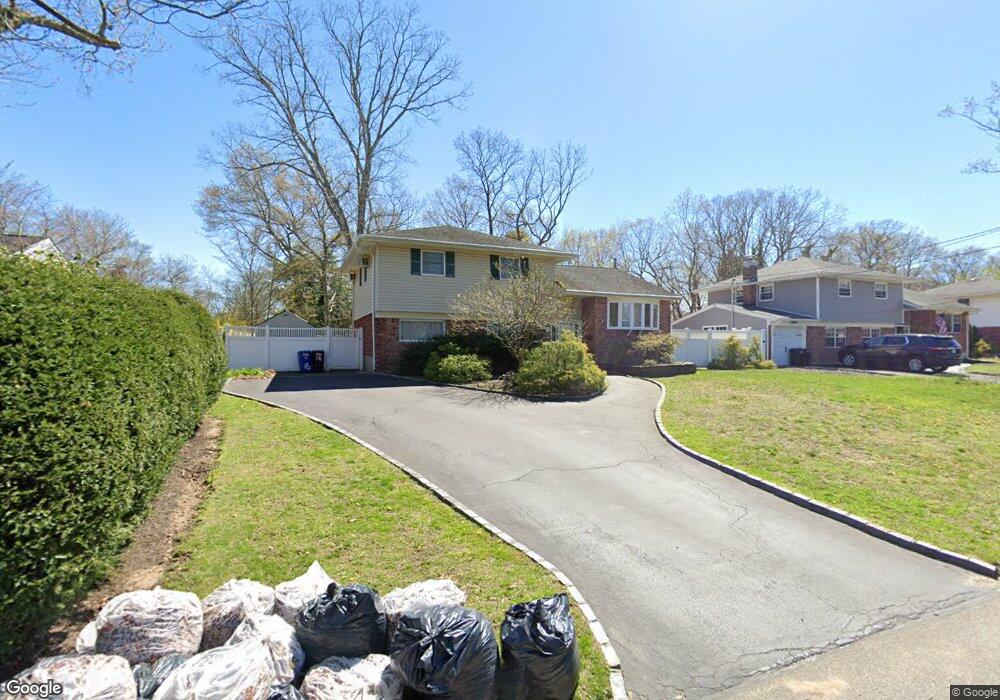 16 Radcliffe Rd, ComMacK, NY 11725 - photo 1
