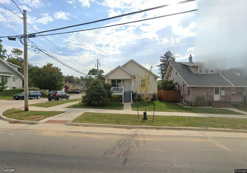 2142 C St SW, Cedar Rapids, IA 52404 - photo 1