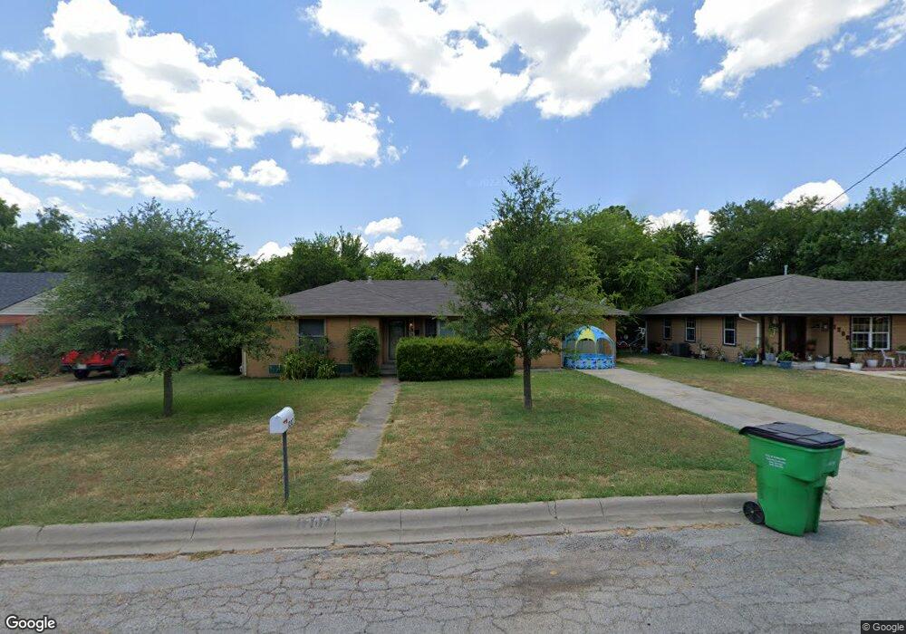 1207 Hillcrest Blvd, Gainesville, TX 76240 - photo 1