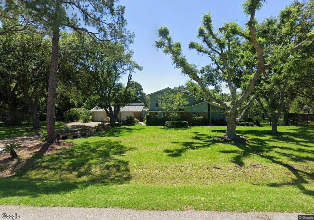 303 N Clear Creek Dr, Friendswood, TX 77546 - photo 1