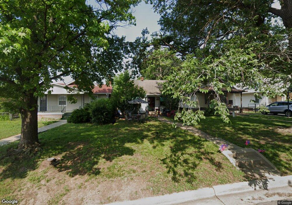 2077 SW Lane St, Topeka, KS 66604 - photo 1