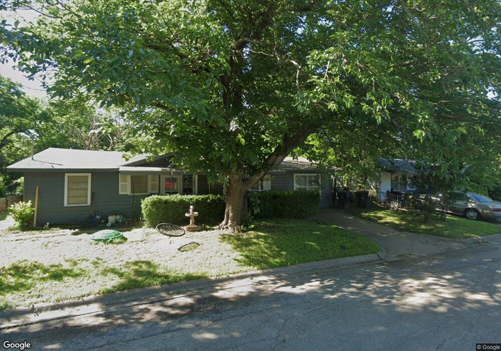 909 W Lone Star Ave, Cleburne, TX 76033 - photo 1