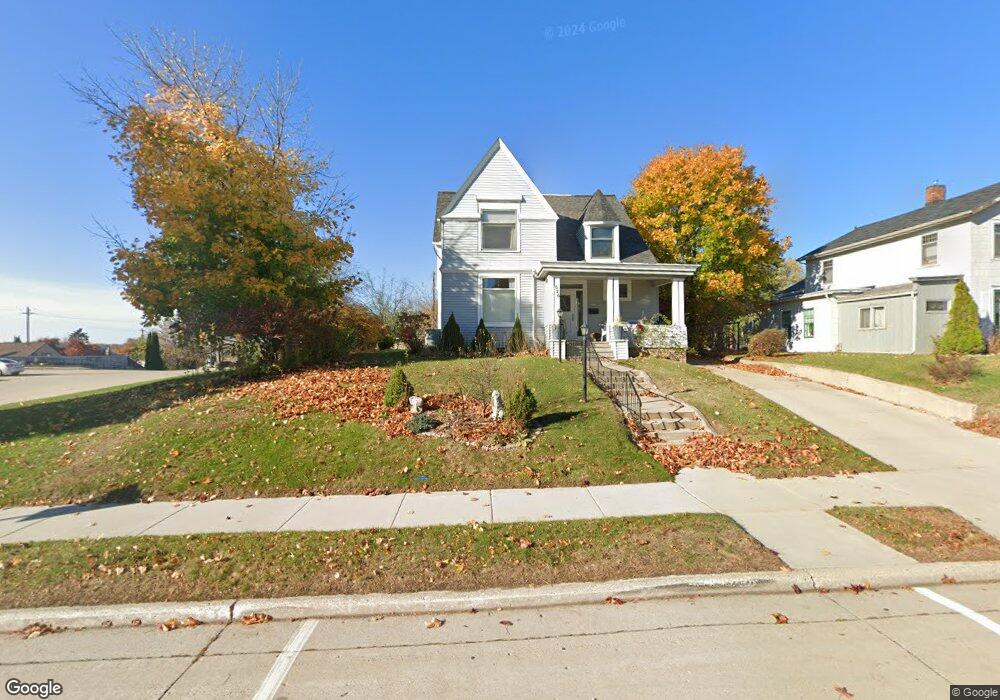 526 N 8th St, Manitowoc, WI 54220 - photo 1